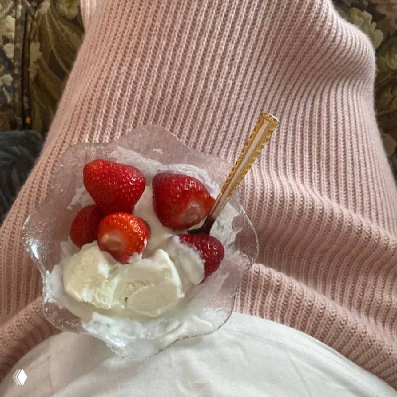 Порция мороженого со свежей клубникой на фоне розового вязаного пледа — уютный кадр в пастельной, женственной эстетике.