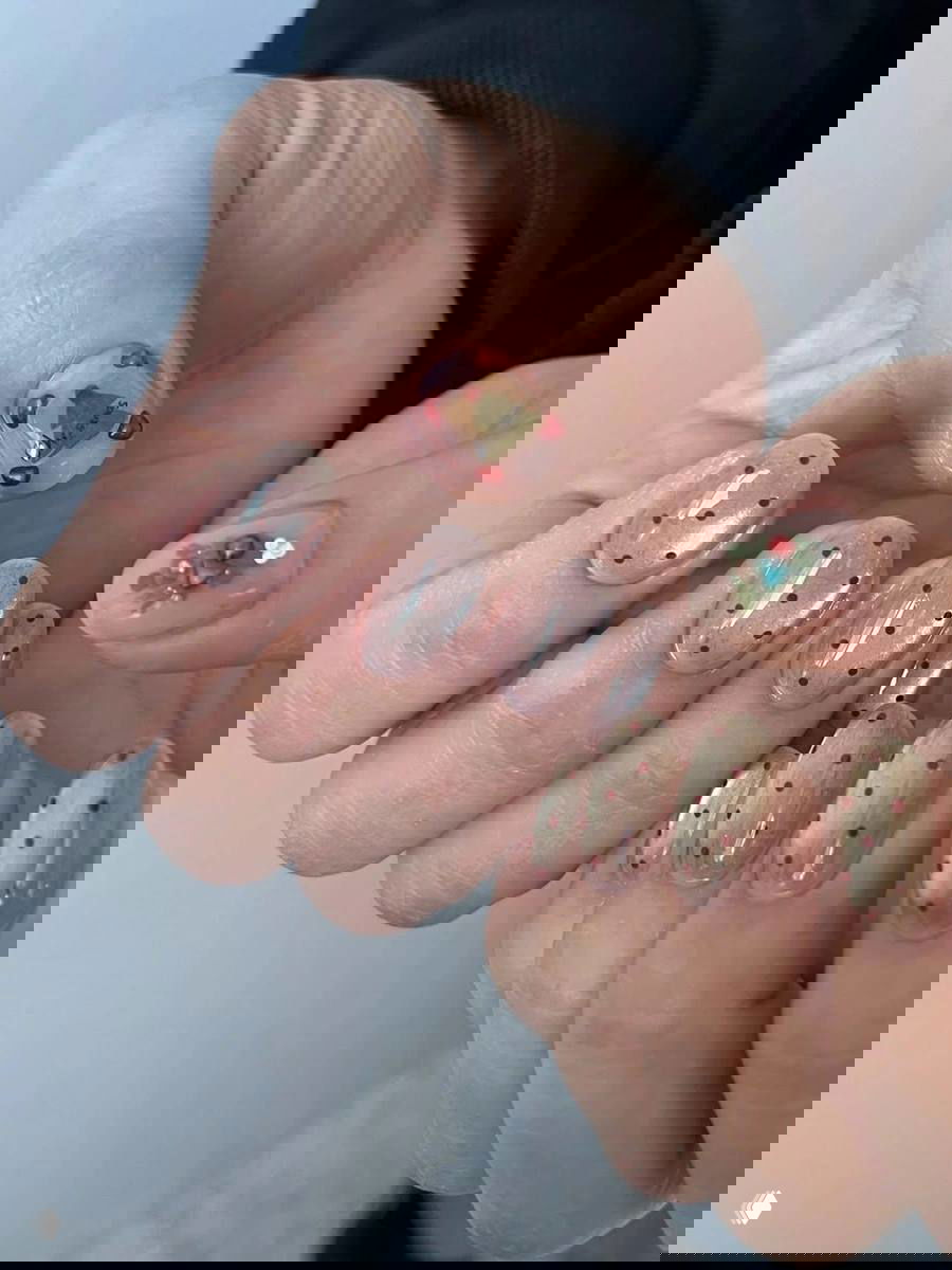 7 небанальных маникюров для коротких ногтей на Новый год 2026