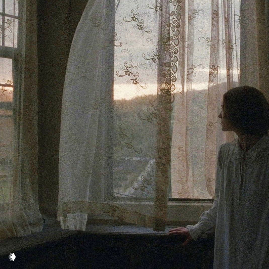 Силуэт девушки у окна за кружевной занавеской на закате — мягкая меланхоличная атмосфера, романтическое настроение в духе «Грозовой перевал».