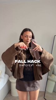 Блогер демонстрирует процесс создания имитации гольф: держит ножницы и обрезает носки перед камерой в интерьере, показатель модного лайфхака.