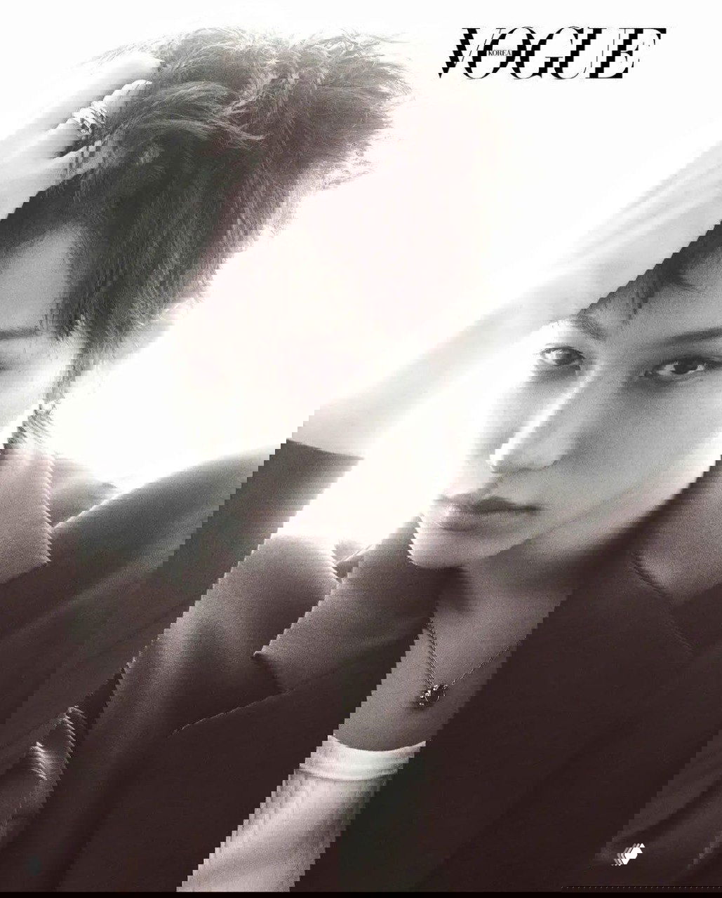 Черно-белый портретный снимок в журнальном стиле: контрастное освещение, серьезное выражение лица и акцент на текстуре кожи и ткани пиджака.