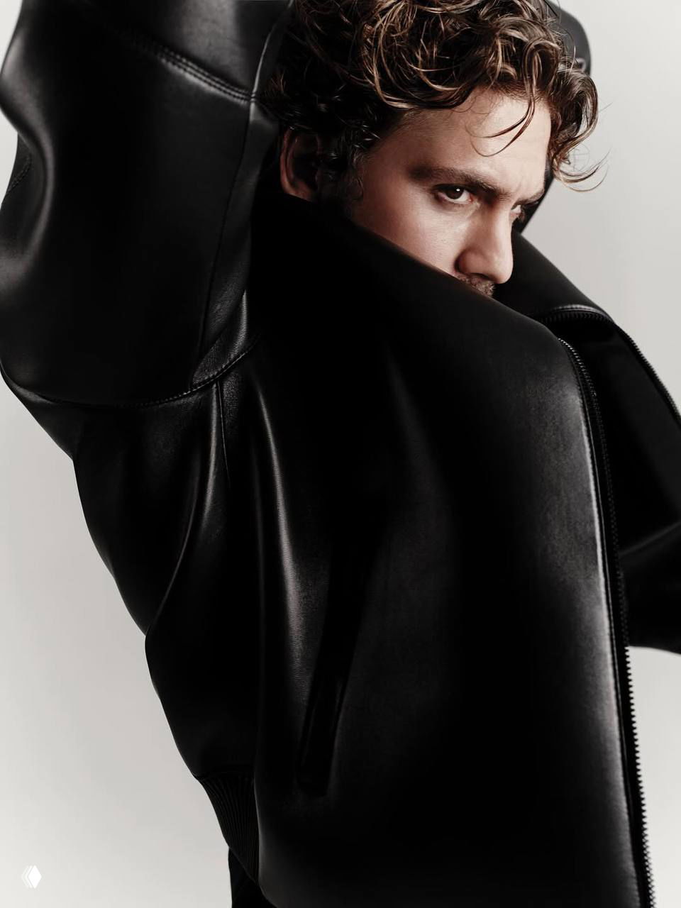 Таро Эмир Текин в фильме с Рожбин Эрден