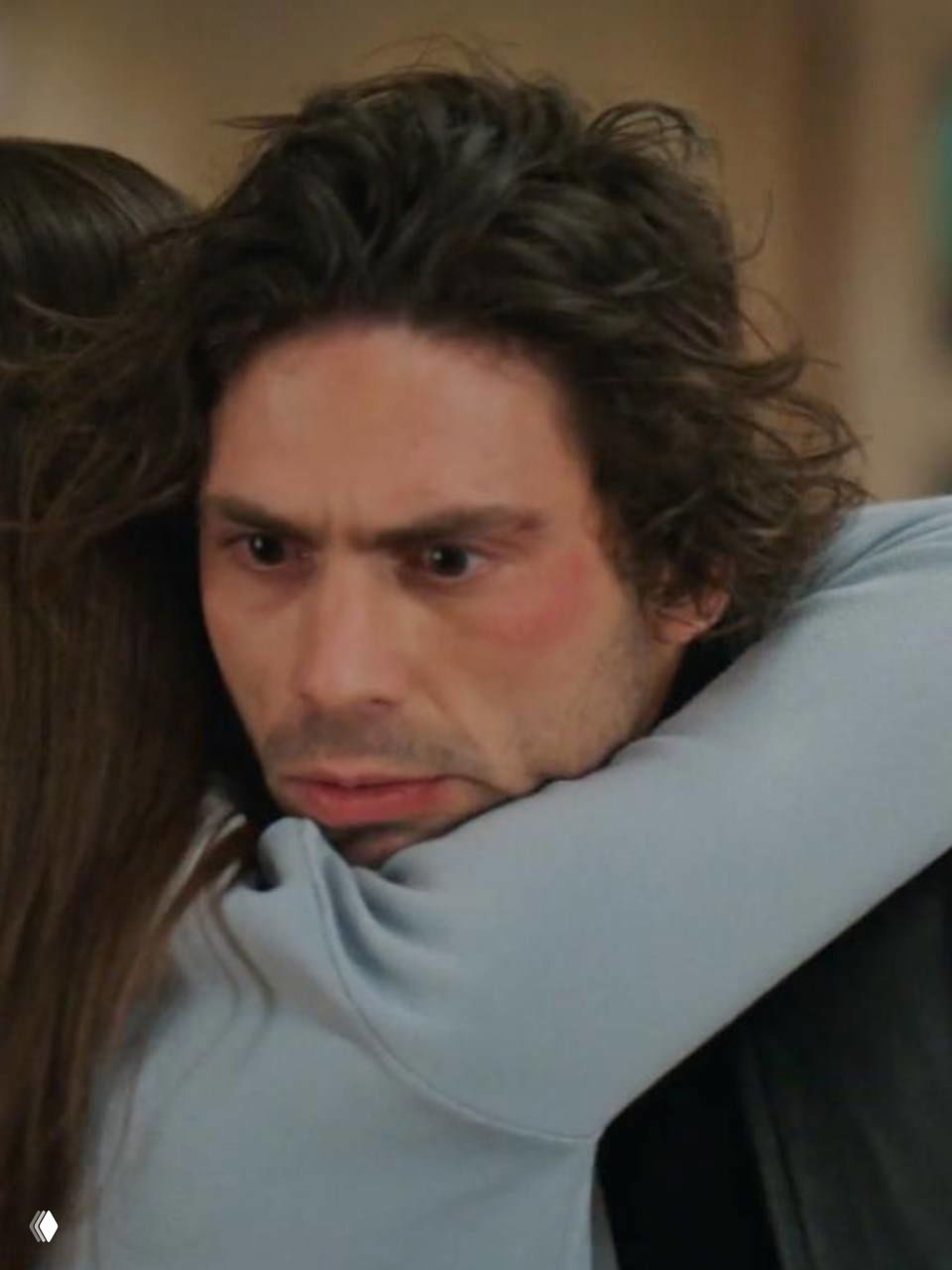 Крупный план мужчины с испуганным выражением и покрасневшим лицом, которого обнимает женщина; сцена из сериала «Зимородок».