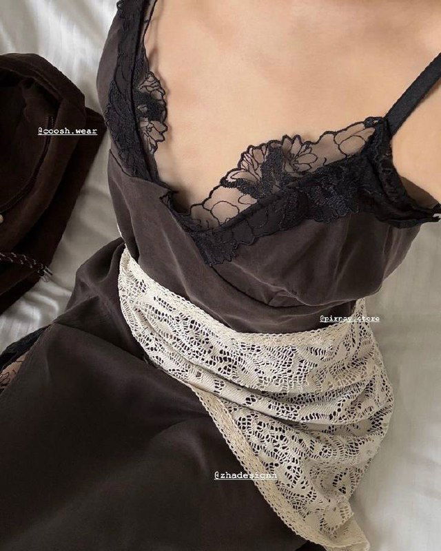 Крупный план кружевного декольте и тёмного платья с текстурной тканью, подчёркивающий романтичную и интимную сторону эстетики вамп-романтики.