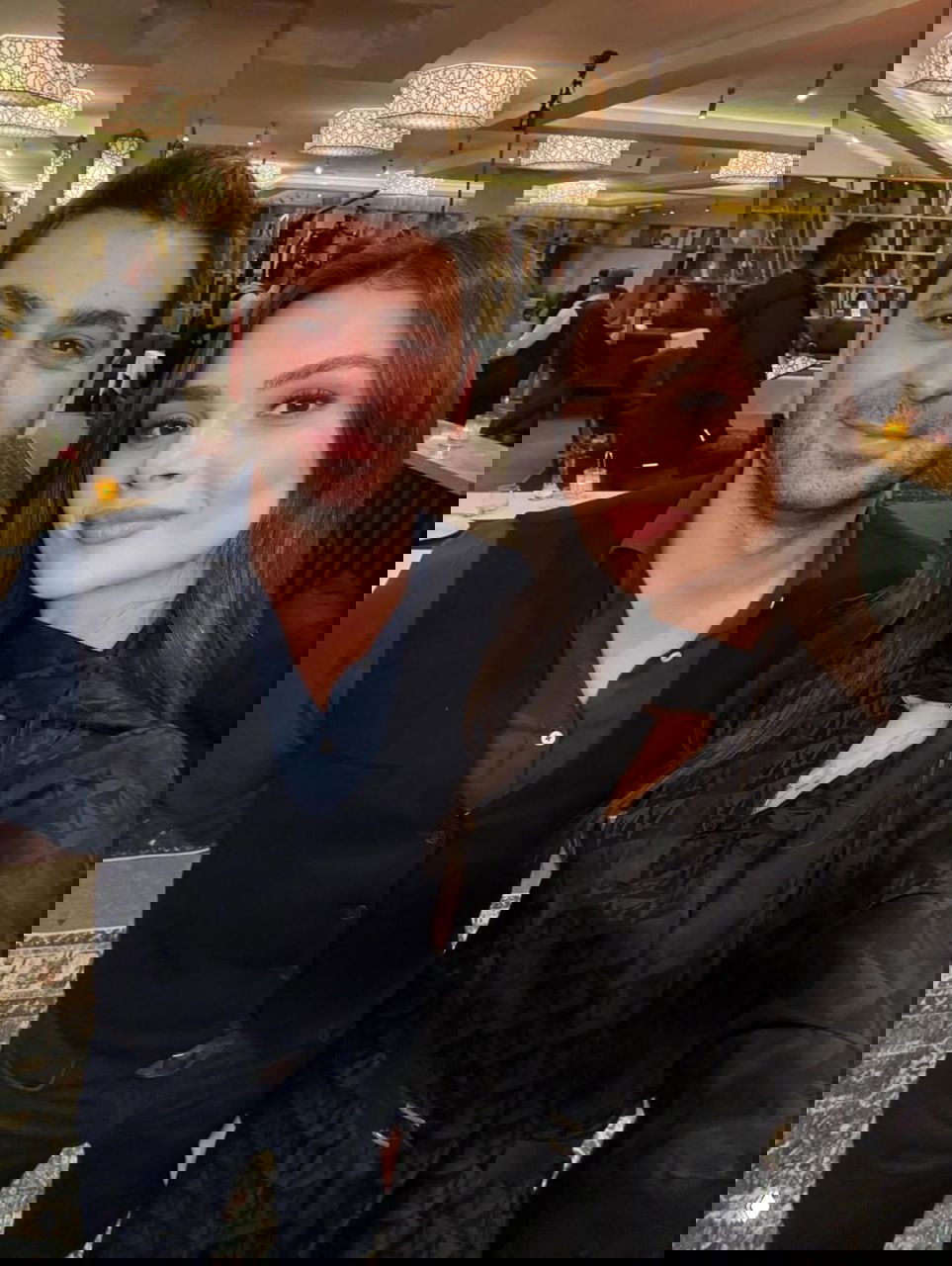 Два актёра позируют вместе в интерьерной локации съёмок; мужчина в тёмной рубашке, женщина в чёрном платье — кадр с закулисья съёмок сериала.