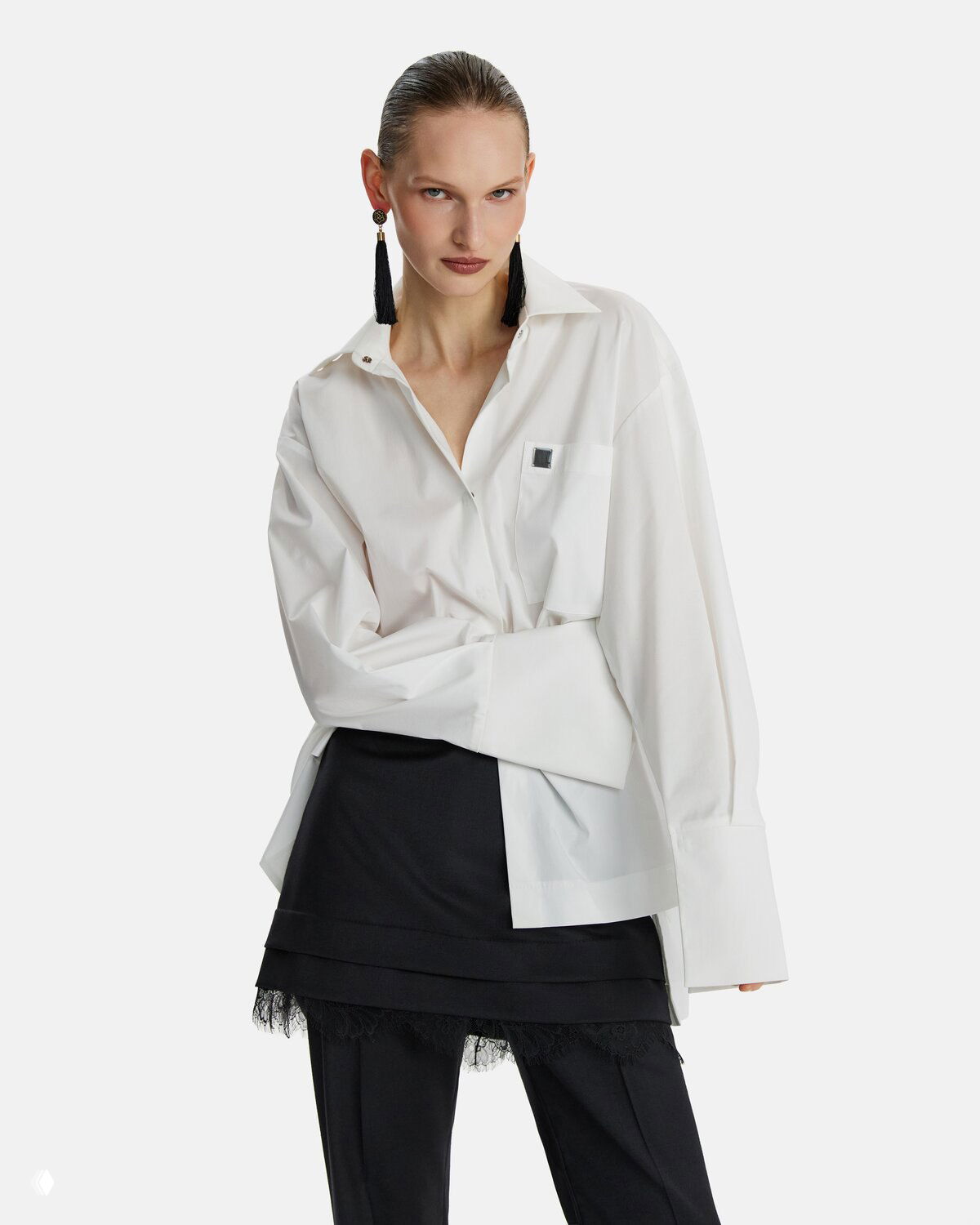 Портрет модели в белом жакете с высоким воротником, чистые линии и акцент на структуре ткани — элегантный официоз коллекции LIZURA 2025.