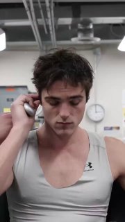 Крупный план Джейкоба Элорди в сценическом гриме для роли Франкенштейна — бледная кожа, подчёркнутые контуры лица и съёмочная обстановка на заднем плане.