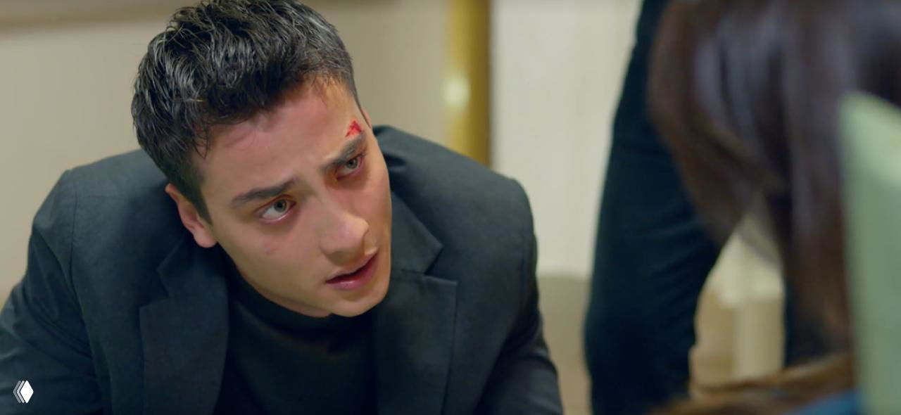 Кайя с раной на лице в больничной обстановке, напряжённое выражение и эмоциональная сцена после аварии в сериале «Далеком городе».