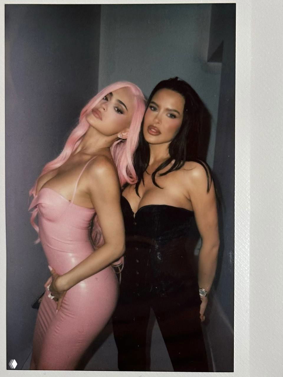 Кайли Дженнер в розовом латексе на вечеринке