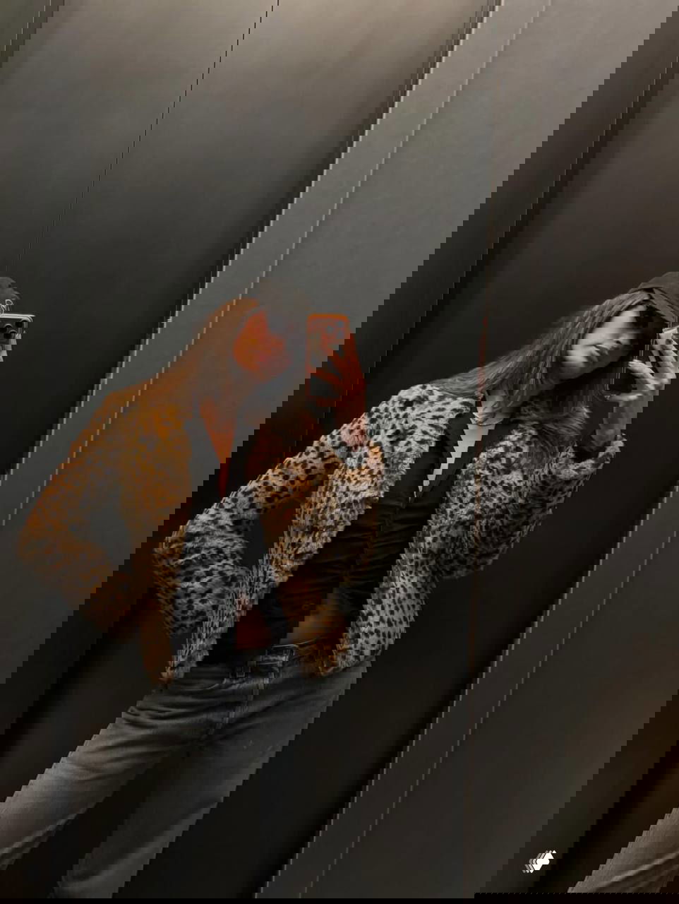 Полнотелое зеркало: образ с короткой шубкой в леопардовый принт, чёрной рубашкой и джинсами — сочетание фактур и акцентов в повседневном луке.