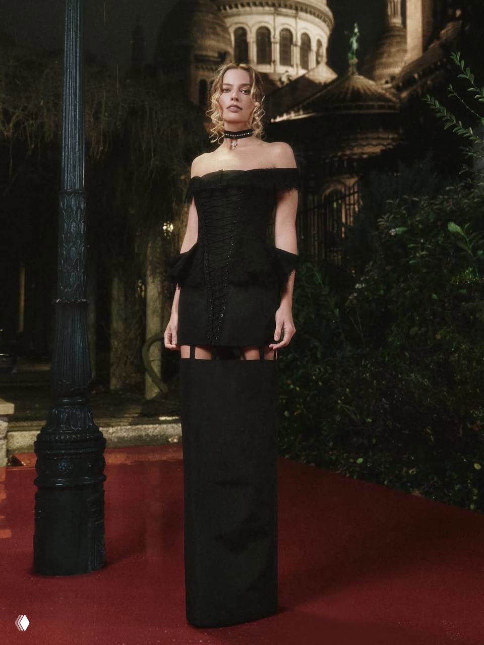 Вечерний чёрный корсет и высокая узкая юбка‑колонна на красной дорожке или ночной локации, с классическим макияжем и причёской.