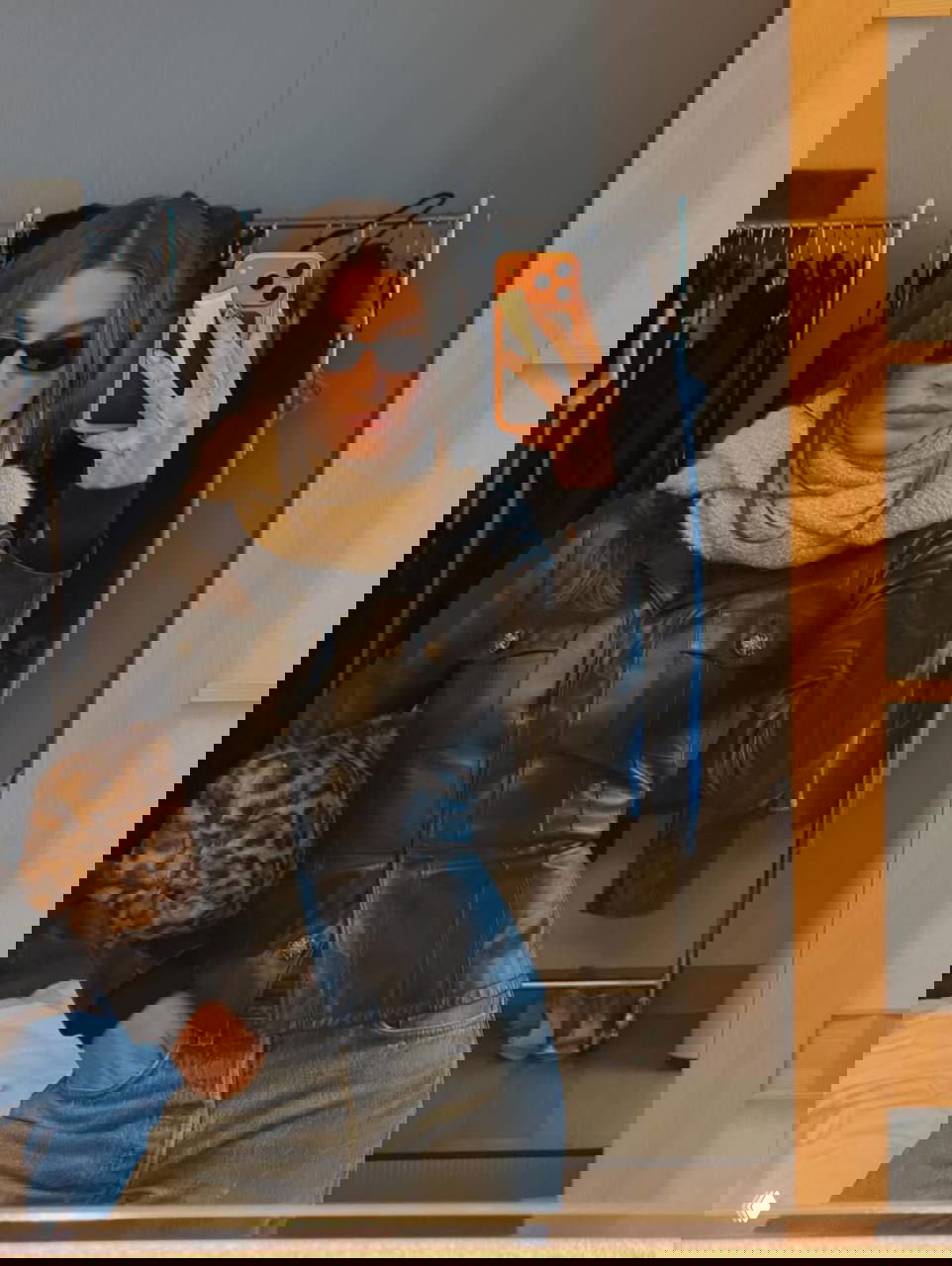 Зеркальное фото в комнате: кожаная куртка, шарф и леопардовая сумка на плече, подчёркнутый минималистичный стритстайл образ с принтом.