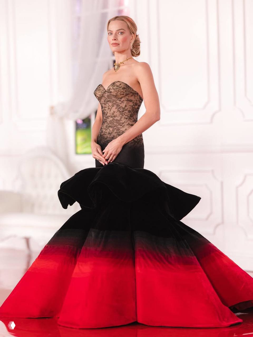 Чёрное кружевное платье в стиле «русалка» с крупной пышной юбкой и красным градиентом, профессиональная студийная или показная съёмка.