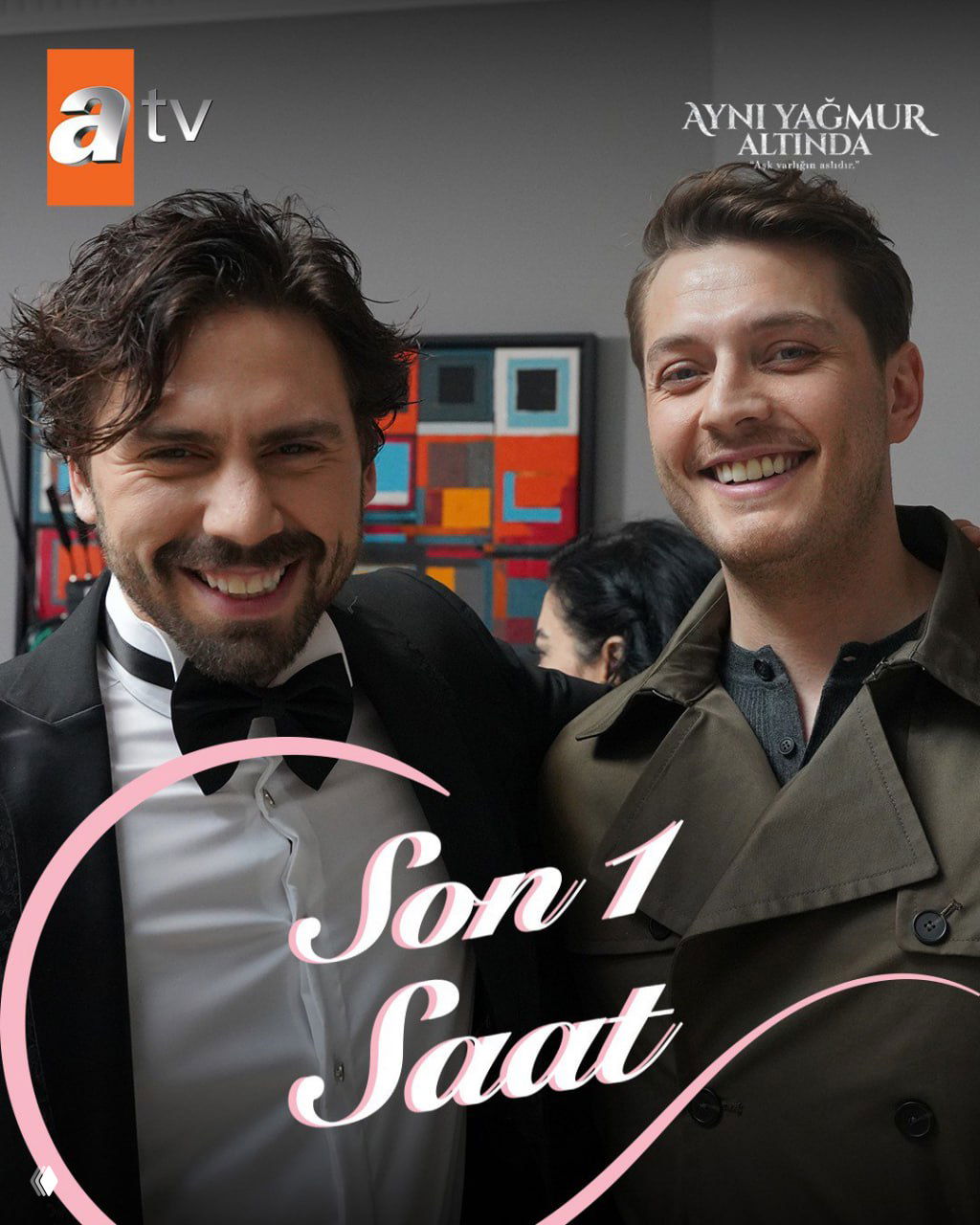 Селфи‑промо: Таро в смокинге и Бурак в плаще улыбаются на фоне постера сериала «Под одним дождем», дружеская фотография актёров.