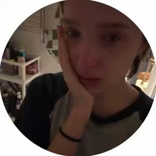 Круговой кадр: расстроенная девушка в интерьере квартиры, держит руку у лица, видны следы слёз и предметы быта на заднем плане.