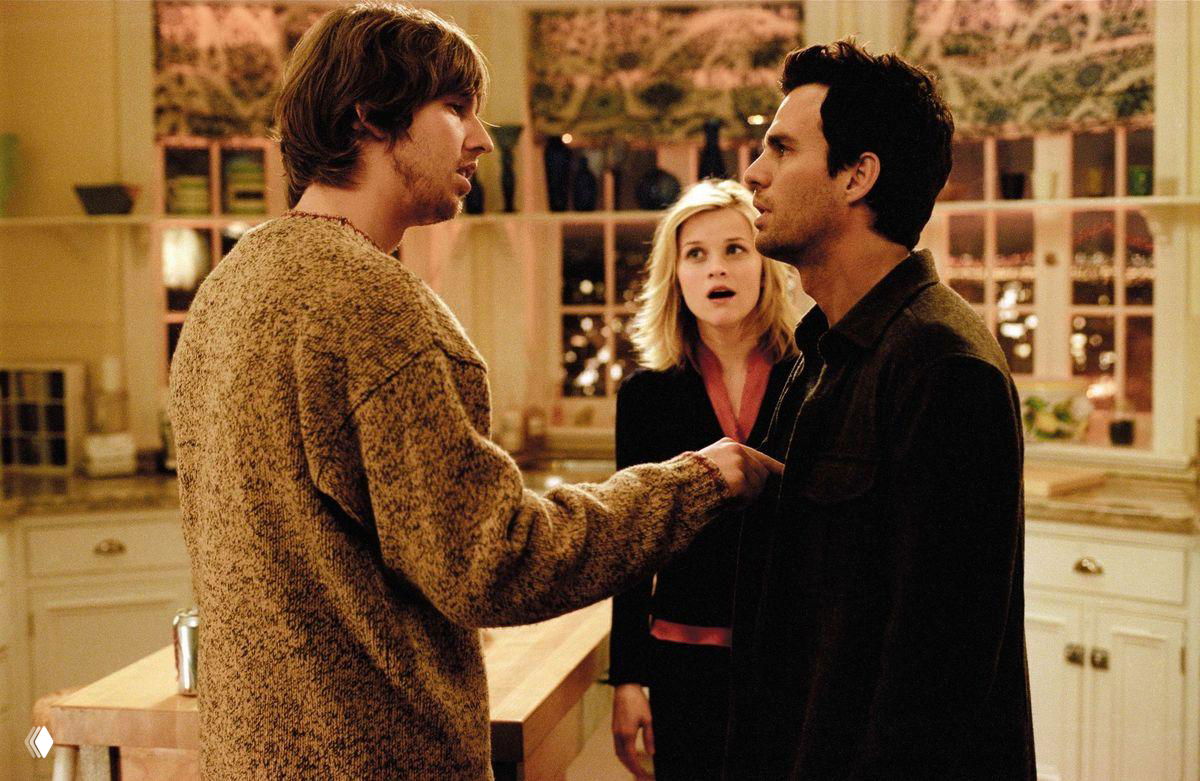 Сцена с тремя персонажами в интерьере кухни: напряжённый диалог между героями, Элизабет впечатлённо наблюдает, бытовая обстановка