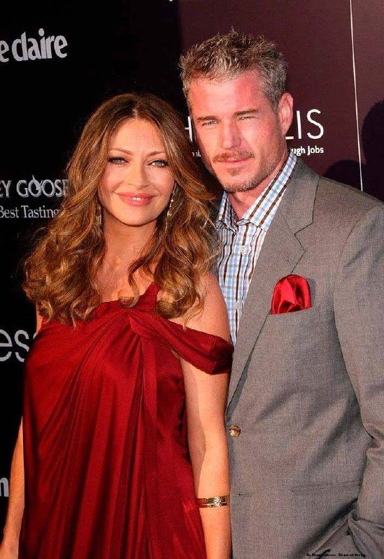 Мужчина и женщина на красной дорожке: пара в вечерней одежде позирует перед камерами, праздничная атмосфера мероприятия