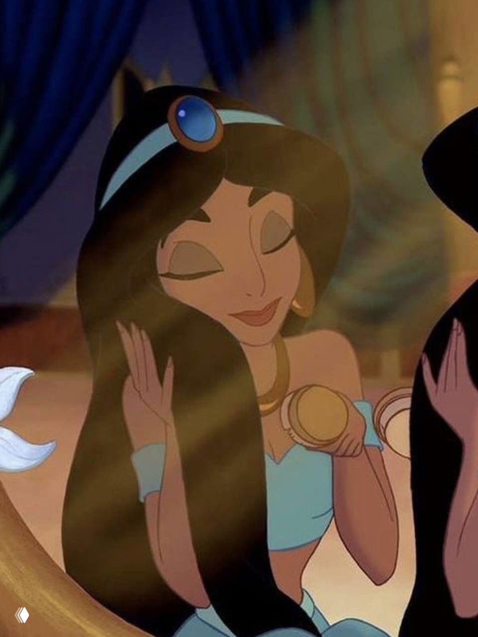 Иллюстрация Жасмин из мультфильма: крупный план героини с тёмными волосами и бирюзовым нарядом, сцена в интерьерном освещении.