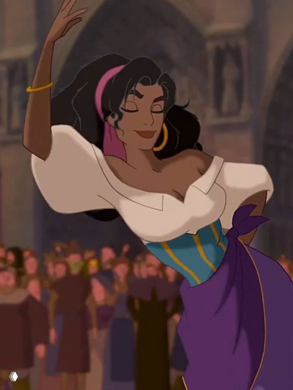 Кадр из «Горбун из Нотр‑Дама»: Эсмеральда в динамичной позе на фоне толпы, тёмные волосы и яркая одежда в мультяшном стиле.