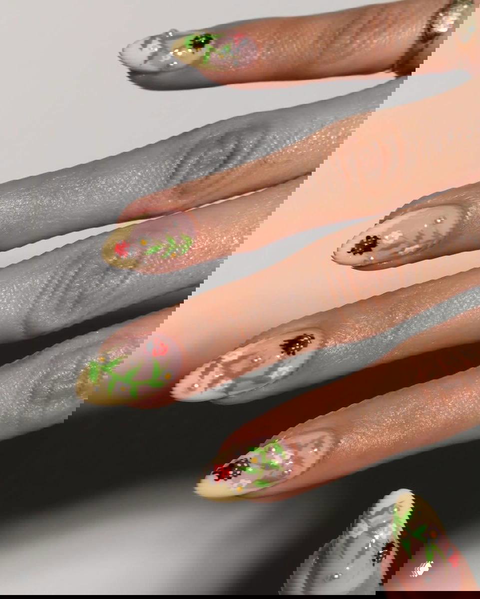 Ногти с цветочным нейл-артом: бледно-жёлтые кончики, зелёные веточки и маленькие красные детали, украшение жемчужинами.