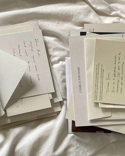 Стопка писем, открыток и карточек на текстиле — руки и почерк заменяют цифровые заметки, бумажная эстетика poetcore для вдохновения.