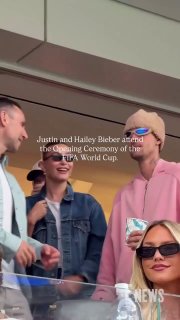 Фото: Хейли и Джастин Бибер в ложе на открытии FIFA 2026 — пара улыбается, вокруг видны трибуны и публику, момент с церемонии