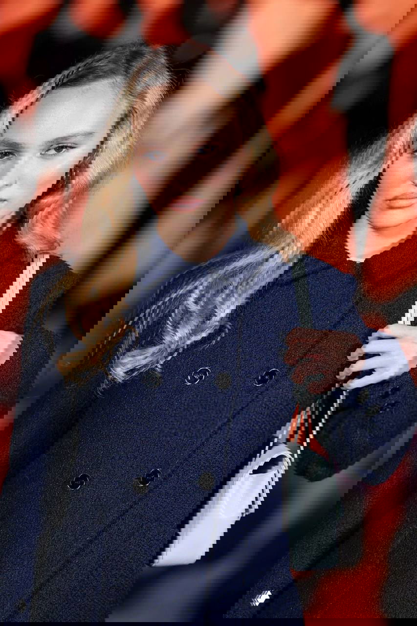 Челка, заколотая набок — новый тренд вместо ровного пробора