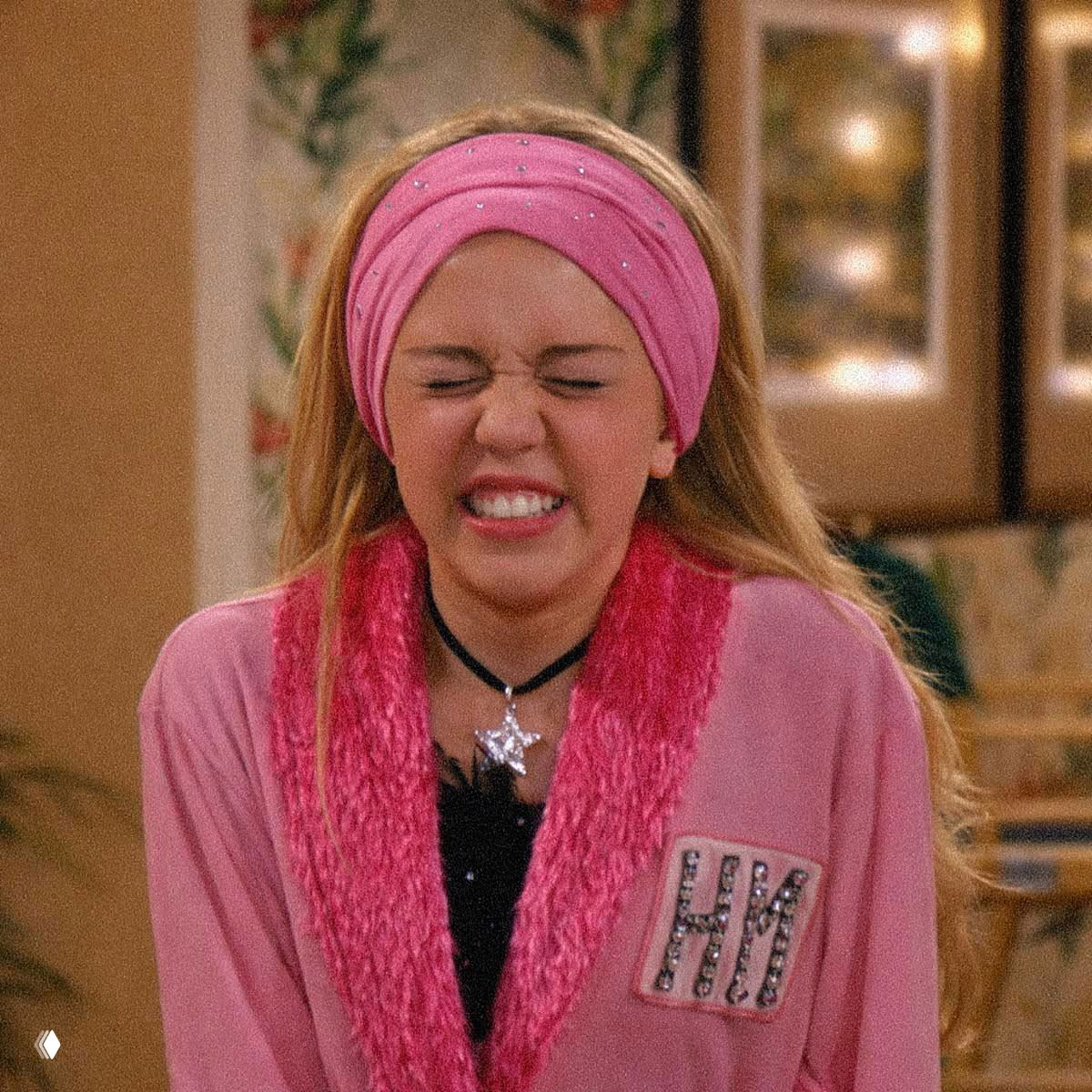 Кадр: персонаж в розовой повязке морщит лицо в комичной гримасе на фоне домашнего интерьера — эмоциональный фрагмент из эпизода.