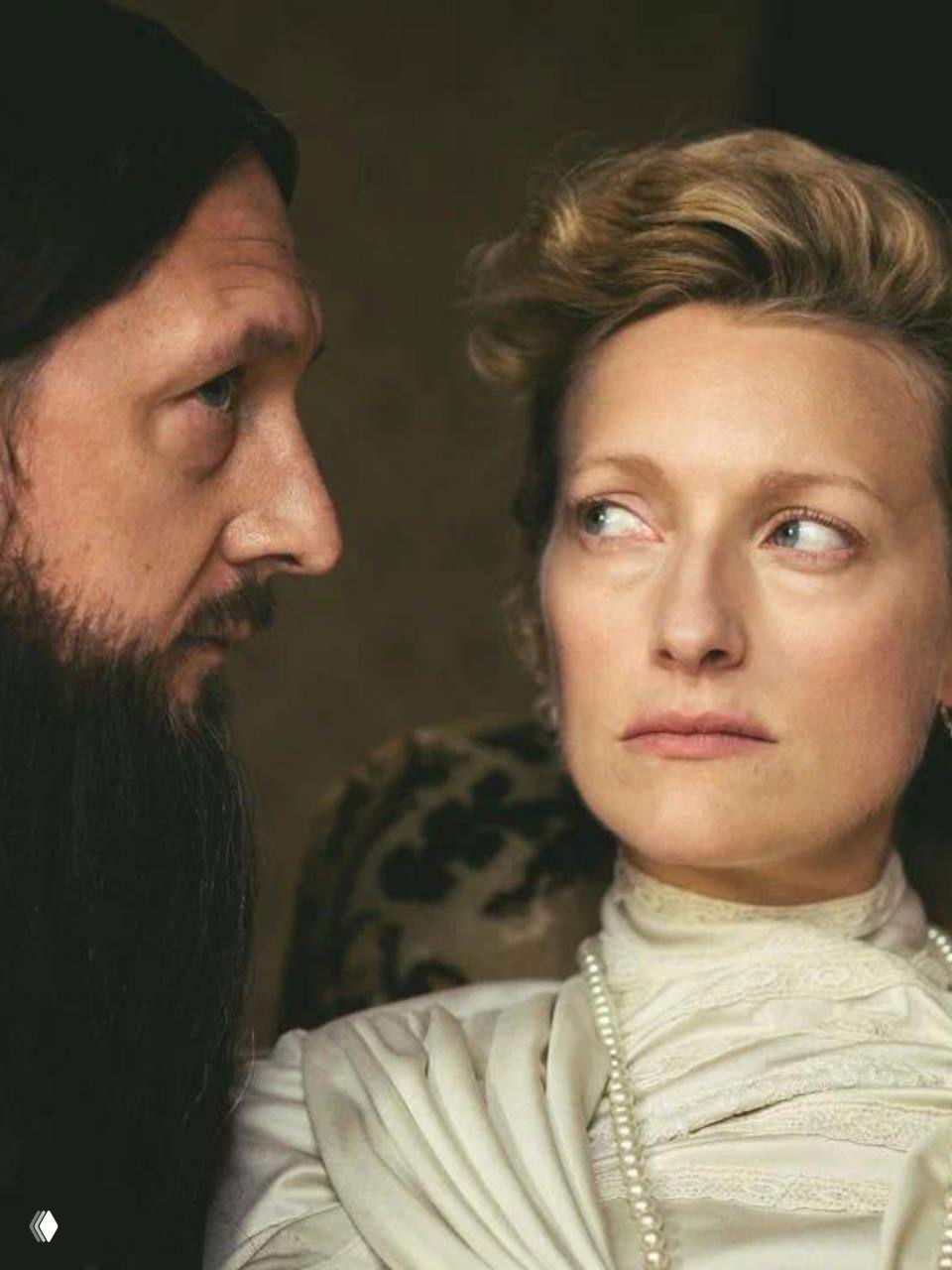 Крупный план двух персонажей в исторических костюмах в старинном интерьере — напряжённый диалогный кадр документального/художественного фильма.