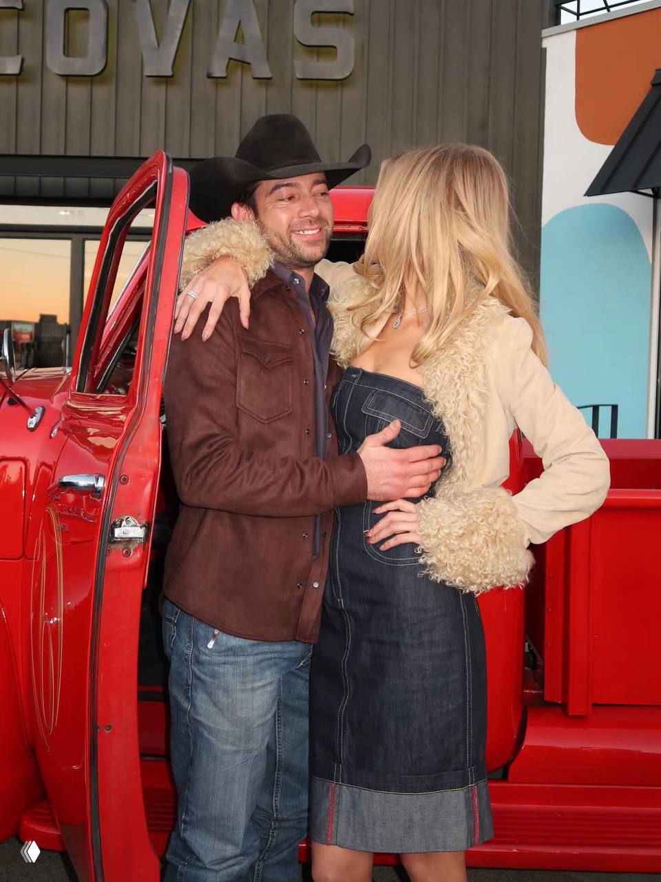 Белла Хадид с бойфрендом показала новые снимки