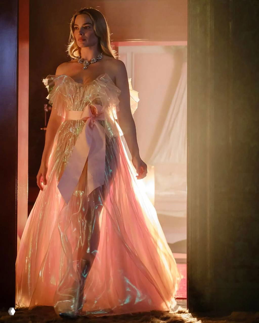 Кадры с Марго Робби из фильма «Грозовой перевал»