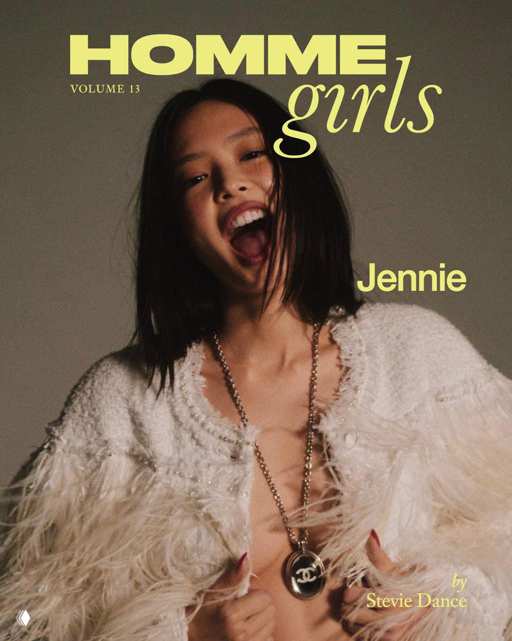 Тёплая обложка журнала: запечатлён артист в динамичном кадре с широкой улыбкой и модным образом, ощущение свободы и драйва.