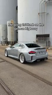 Серебристый спорткар у промзоны с надписью «Me going 260km on the german highway», мем‑скриншот, связанный с немецкими автоблогами и трендами
