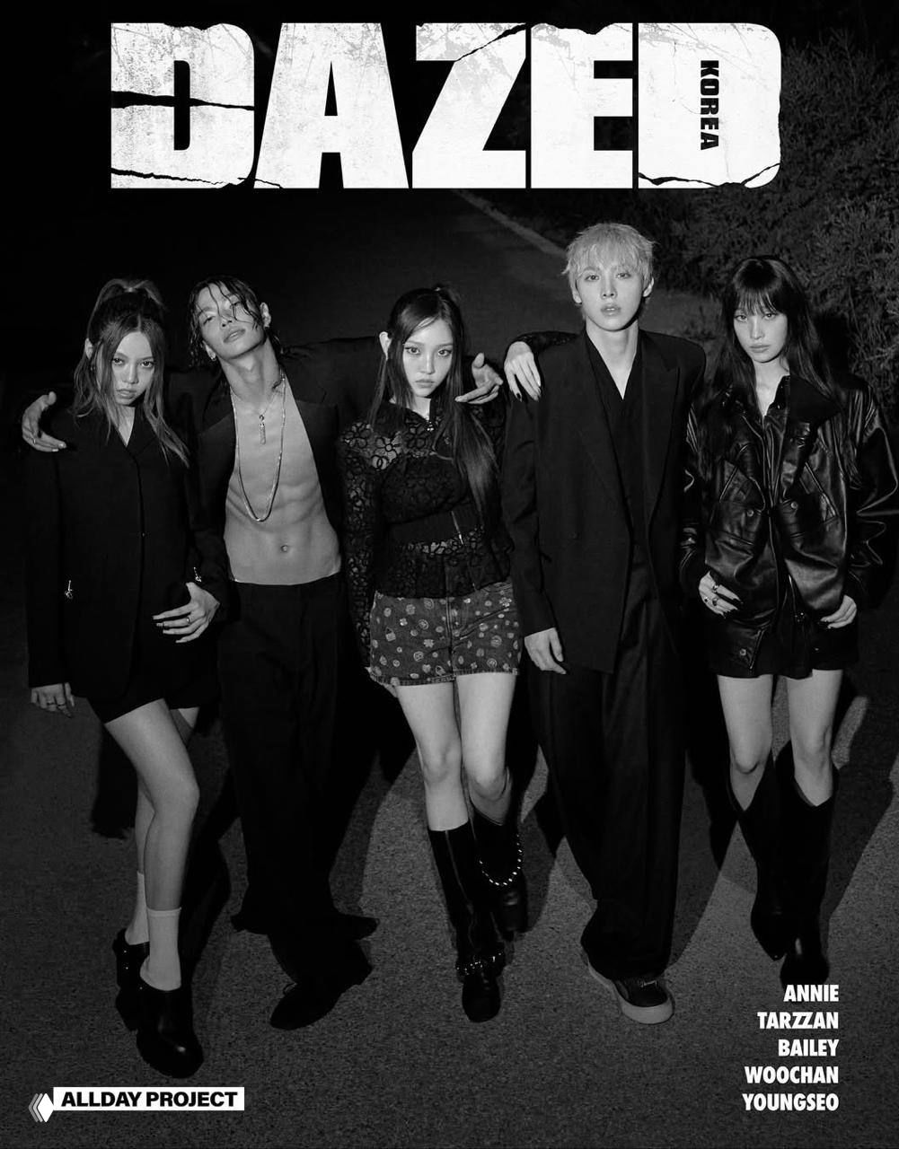 Чёрно‑белая обложка модного издания: группа артистов в сценическом образе, строгий стиль и кинематографичная постановка кадра.