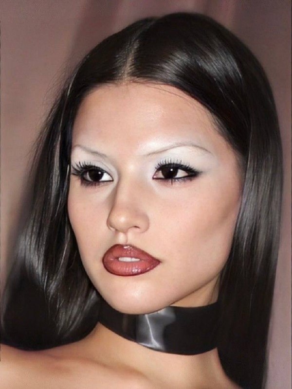 Портрет модели с гладкими волосами и выразительными губами в коричневых тонах, тёплый нюдовый макияж и лёгкая дымка вокруг глаз.