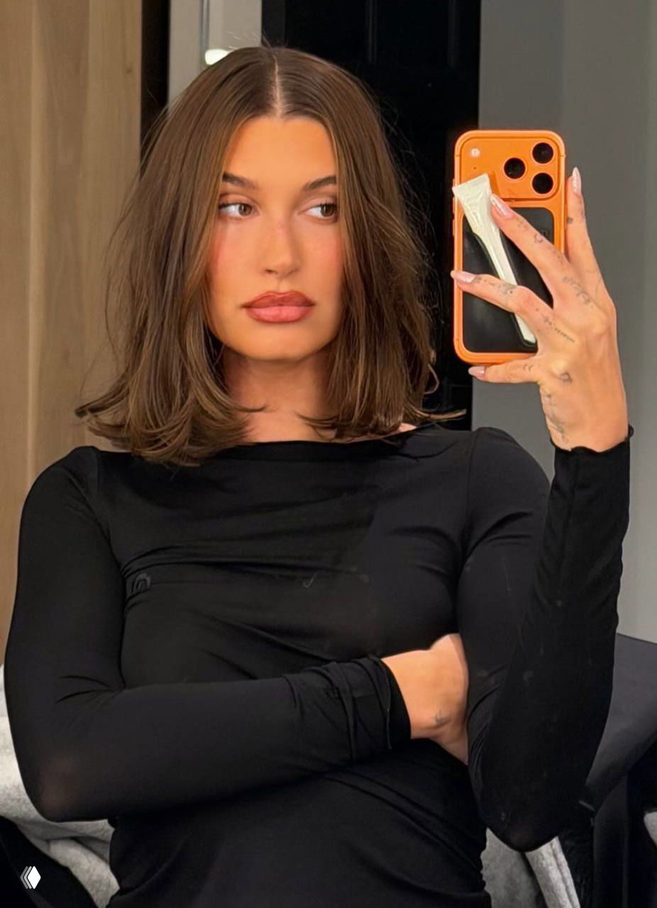 Селфи в зеркале: каре до плеч с ровным срезом и лёгким объёмом у лица, тёмно-каштановые волосы и стильный образ.