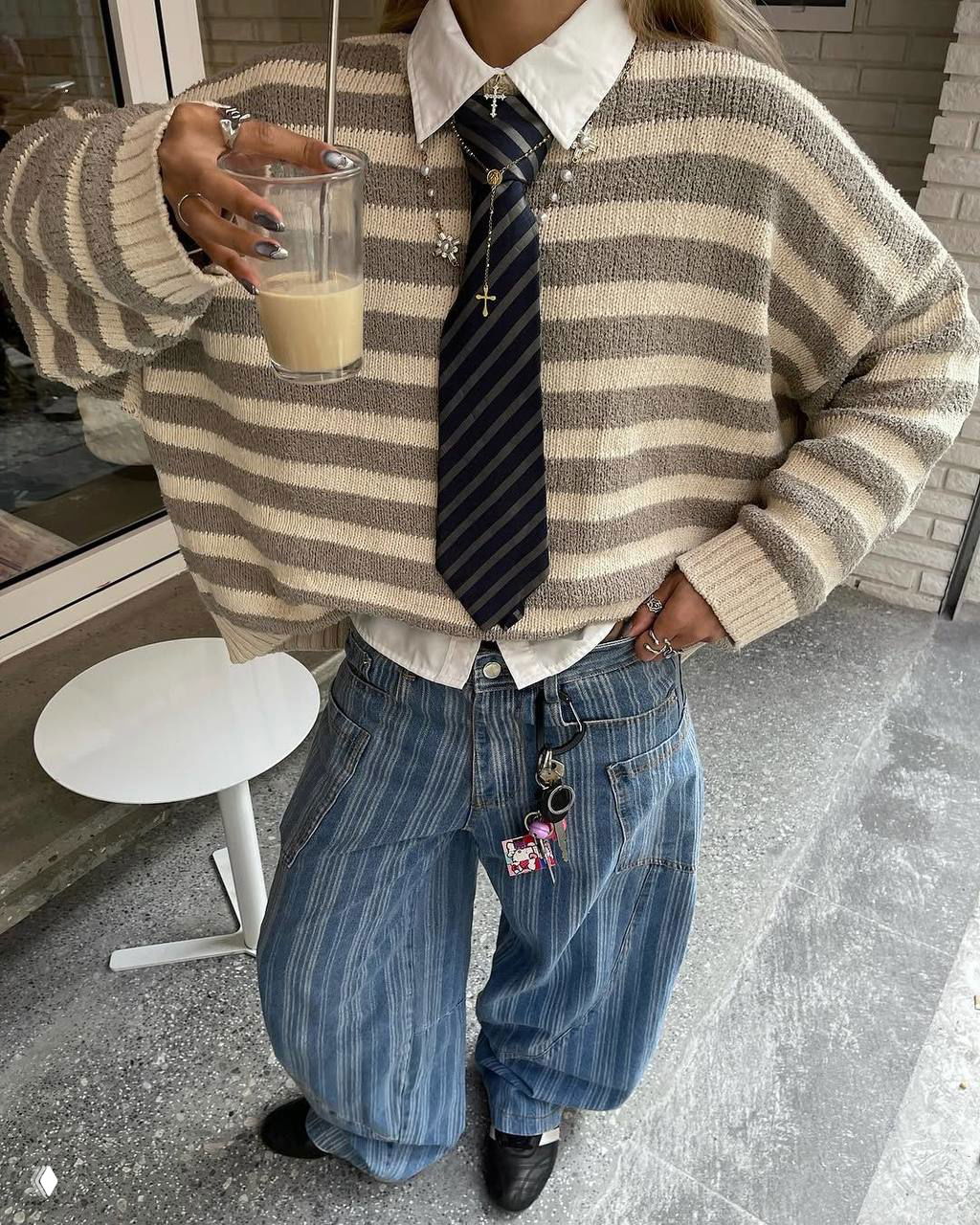Свободные полосатые джинсы в уличном стритстайл-образе: выраженная текстура ткани и аксессуары у пояса, расслабленный силуэт.