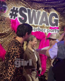 Кадр с вечеринки: Саша Трусова и Макар Игнатов беседуют у леопардовой фотозоны с диско-шаром — атмосферный бекстейдж со звёздами.