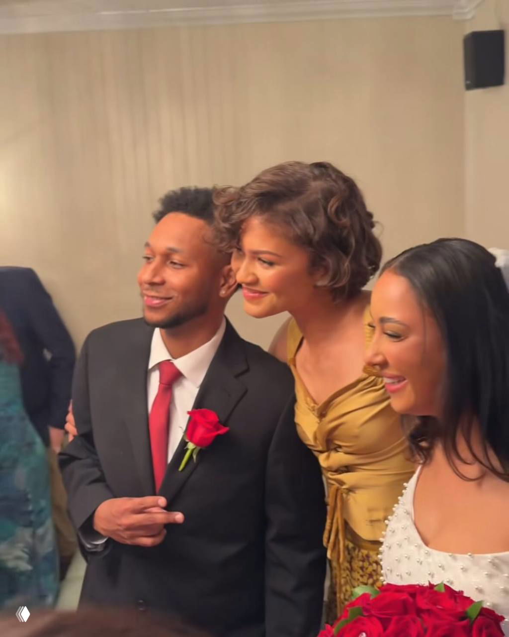 Зендея неожиданно стала свидетельницей на свадьбе