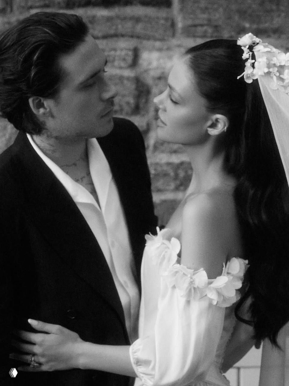 Чёрно‑белый портрет Бруклина и Николы в романтическом ракурсе: она в вуали, они стоят близко друг к другу, кадр в ретро-стиле.