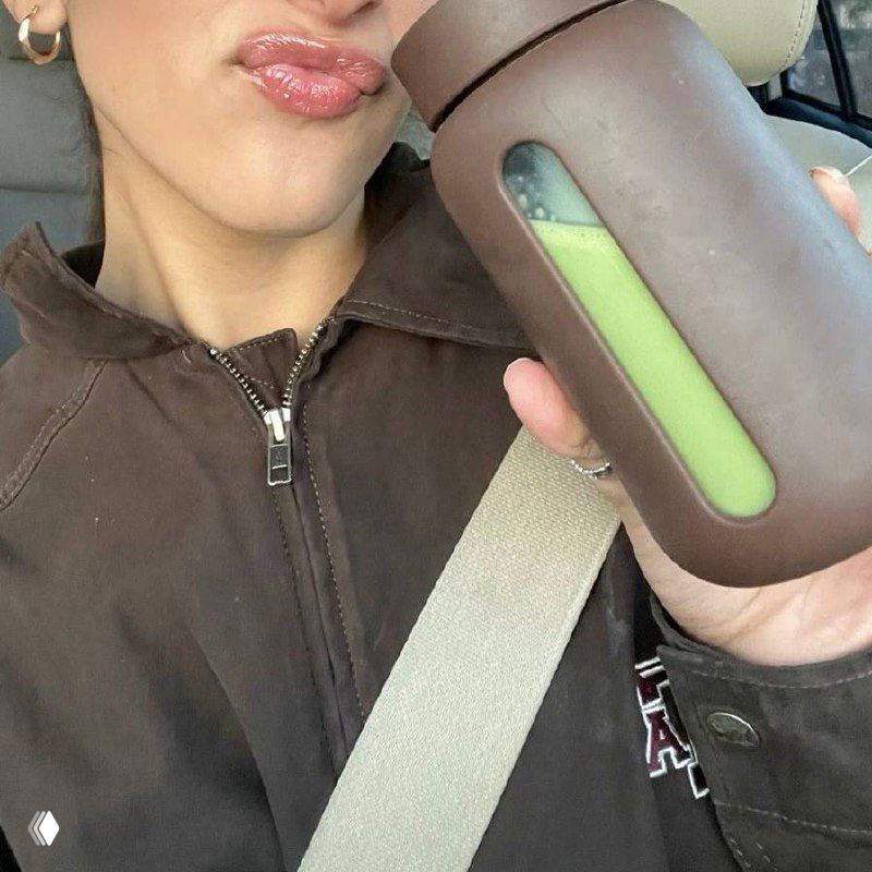 Фрагмент селфи с фокусом на губах и верхней части тела, изображение с цифровыми артефактами и глитч-эффектом — экспериментальная фотография.