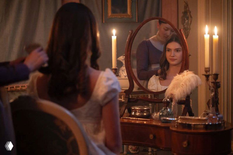 Кадр со светской сценой: персонажи в бальных платьях и перчатках, акцент на драматическом жесте и антураже поместья в интерьере.