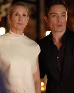 Кадр из сериала «Сплетница»: Чак Басс и Лили Ван дер Вудсен стоят рядом в вечерней сцене, в торжественных образах, серьёзные и элегантные.