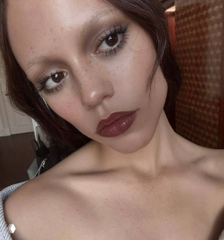 Художественный искажённый портрет в технике коллажа: зеркальное наложение лиц, акцент на глазах, текстура и цифровая растушёвка цветов.