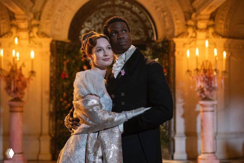 Персонажи на приёме в поместье: Франческа и другие героини в торжественных нарядах, свечи и богатая мебель создают драматичный фон.