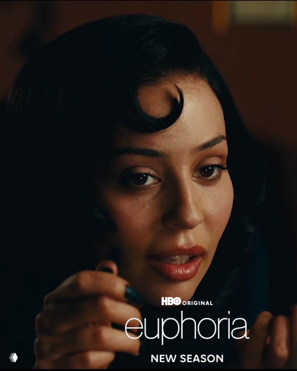 Портрет женщины в ретро-прическе, крупный план лица в тёплом свете; кадр из промо-материалов нового сезона сериала.