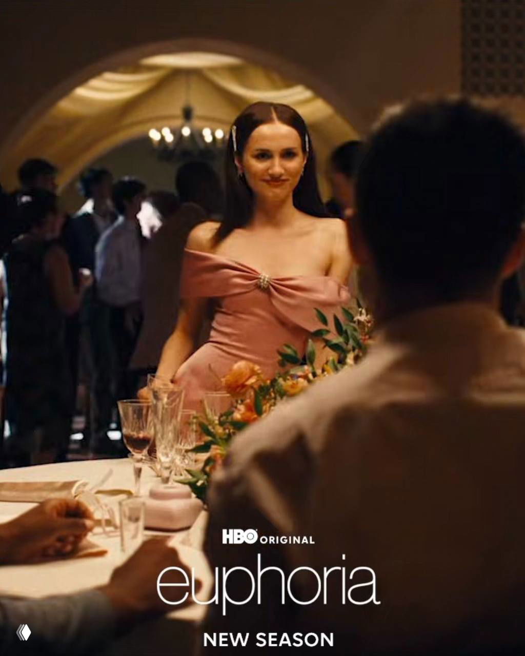 Сцена в банкетном зале: центральная фигура в розовом платье идёт мимо накрытого стола; промо-надпись сериала внизу кадра.