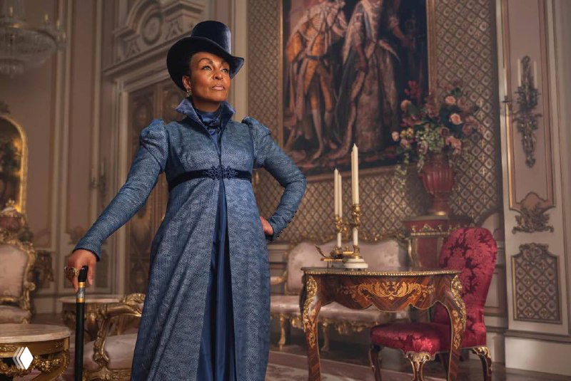 Интерьерный кадр с персонажами у стола и кресел: близкие планы лиц, выражающие тревогу и эмоциональную напряжённость в сюжете.