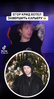 Вертикальный кадр со сценой: молодой мужчина в тёмной футболке поднимает руку, круглая вставка с портретом и новостная подпись сверху.