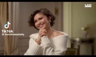 Короткий видеокадр с улыбающейся женщиной в интервью — тёплый ракурс крупным планом, логотип TikTok в углу кадра.